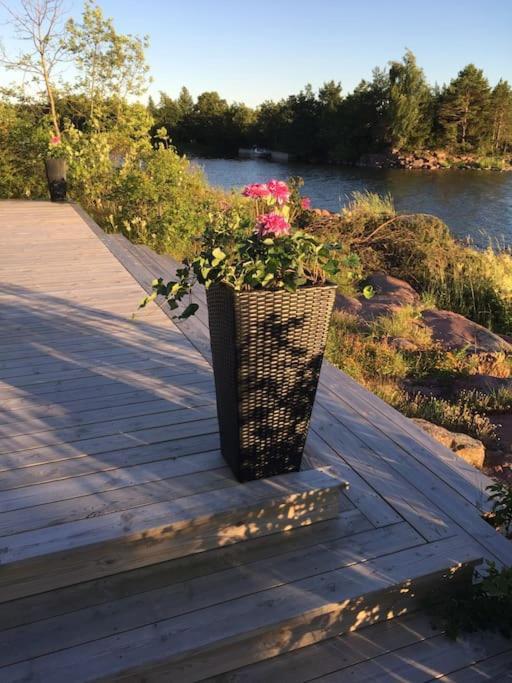 With Own Beach, Seaterrace & Pavillion. Semesterbostad Mariehamn