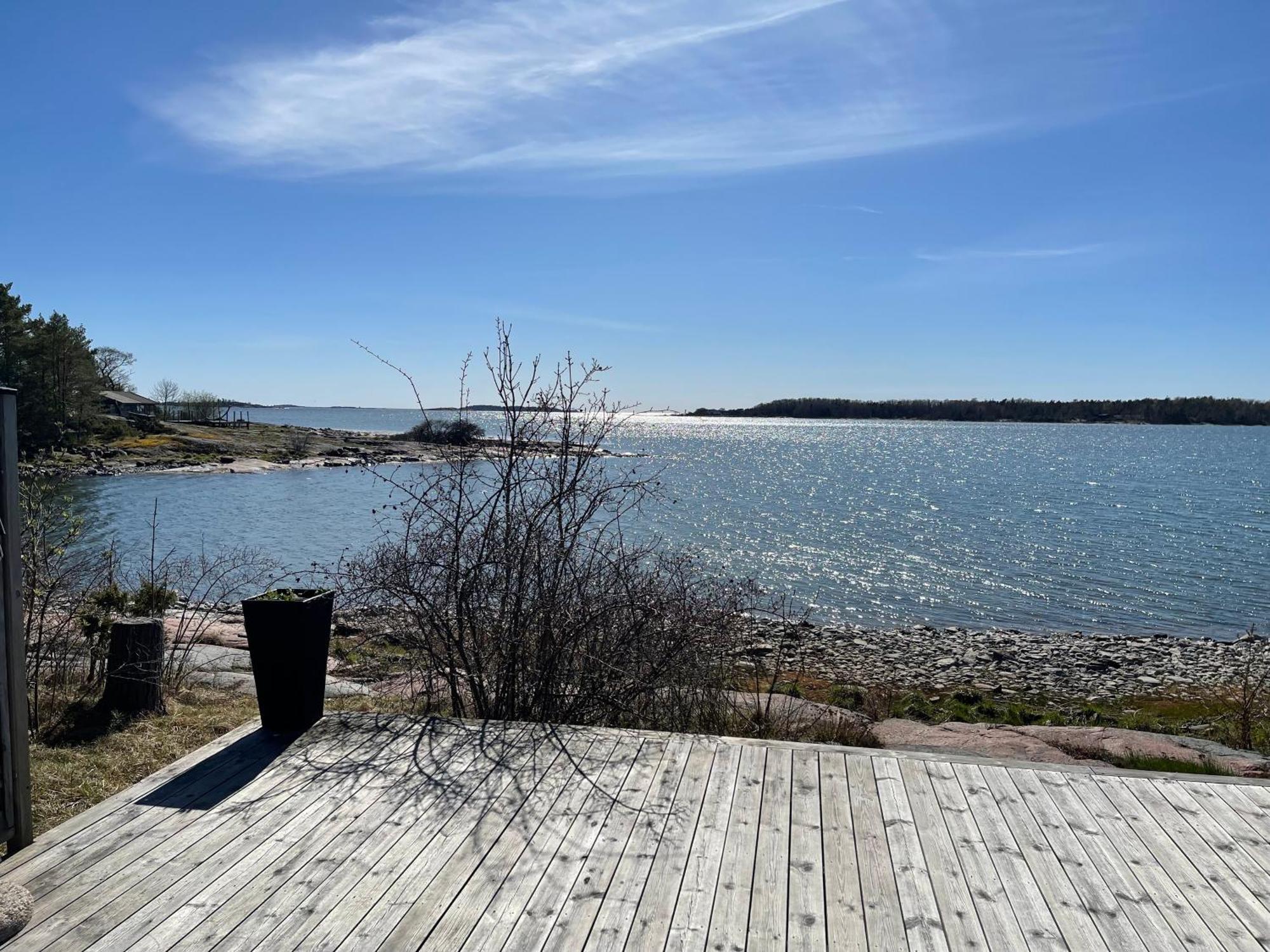 With Own Beach, Seaterrace & Pavillion. Semesterbostad Mariehamn